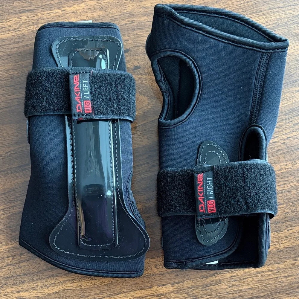 Dakine Black Wrist Guards for Skiing or Snowboarding - Picture 1 of 5